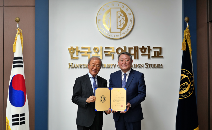 윤윤수 미스토홀딩스 회장, 발전기금 10억 원 기부 이미지